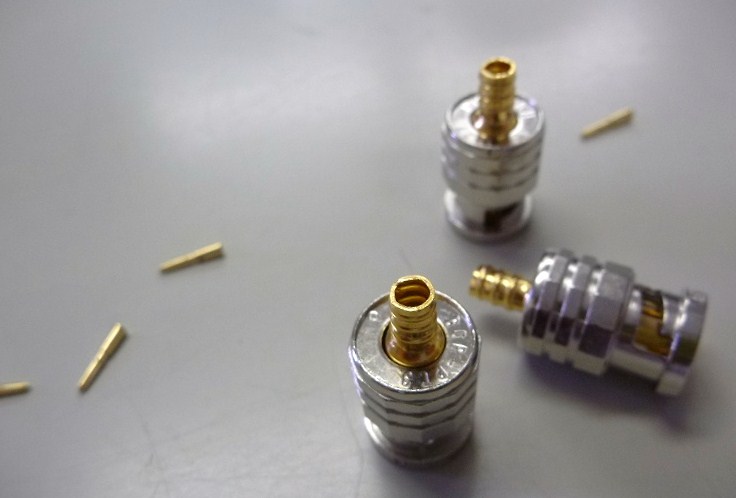 弊社では、信頼のカナレコネクターを使用します。